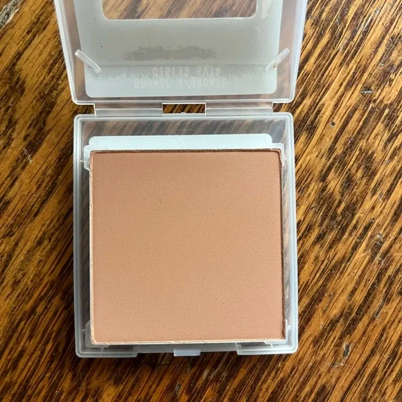 Mary Kay sheer mineral pressed powder. NIB - Picture 2 of 4